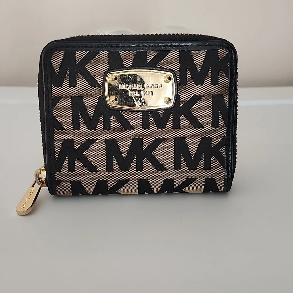 Michael Kors Jet Set Crossbody w/Free MK Wallet